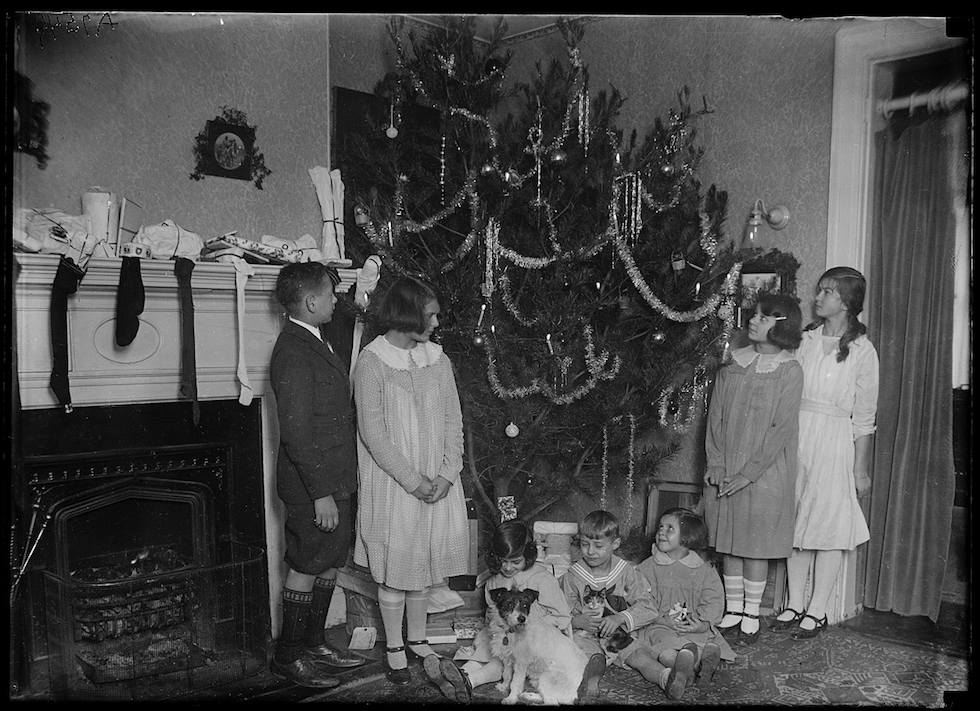 Bambine e bambini attorno a un albero di Natale negli Stati Uniti nel 1921
