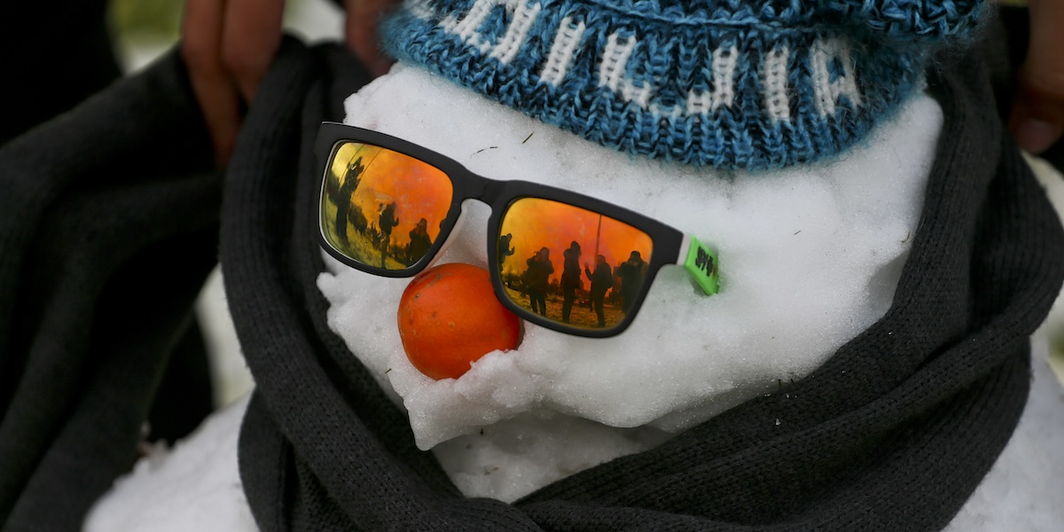 Un pupazzo di neve con gli occhiali da sole