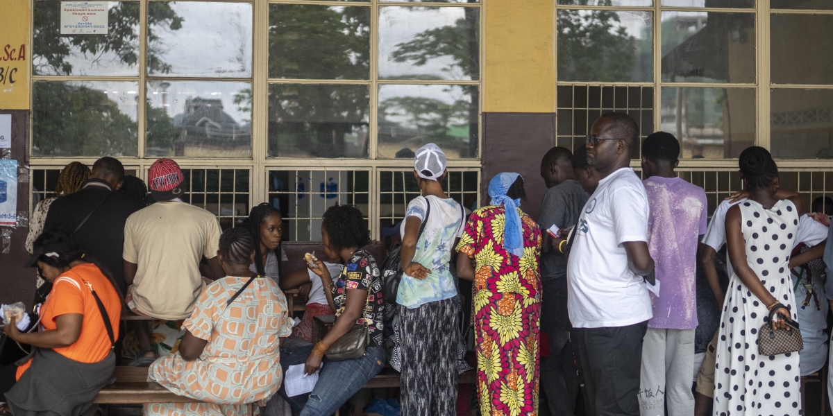Persone osservano lo spoglio delle schede nella capitale Kinshasa
