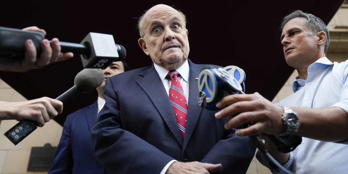 Rudy Giuliani parla con dei giornalisti