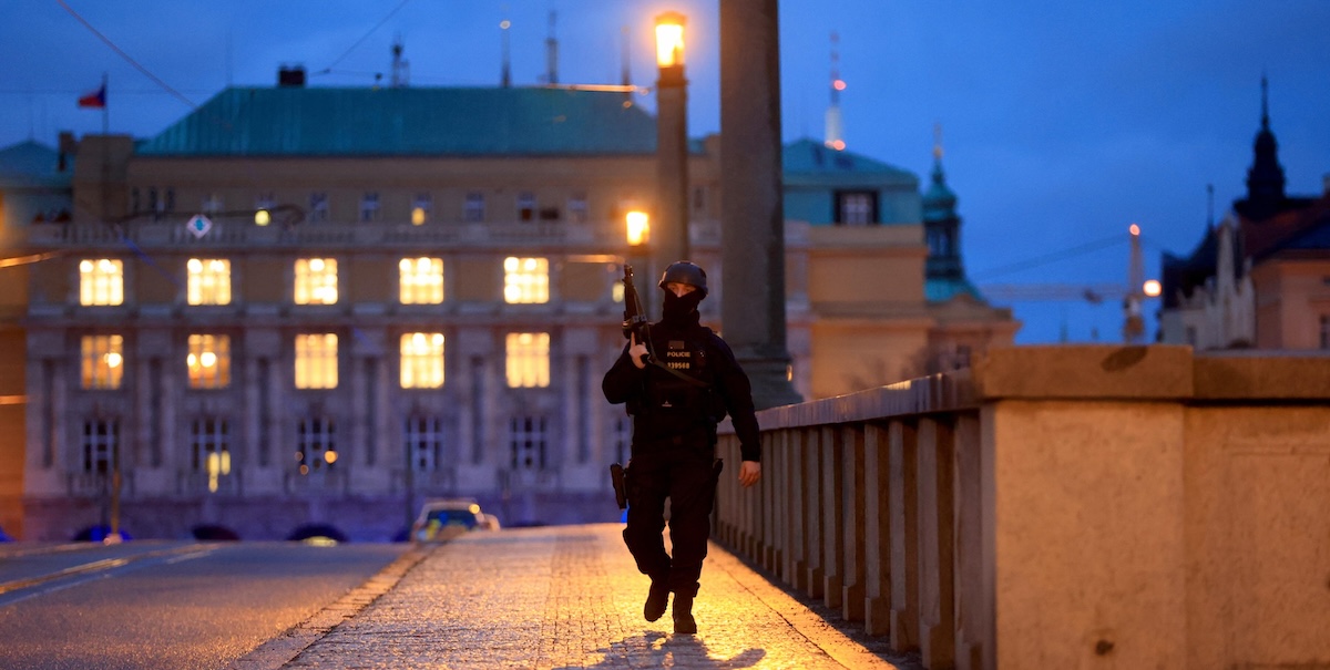 Un poliziotto davanti all'università di Praga dopo l'attacco (ANSA/EPA/MARTIN DIVISEK)