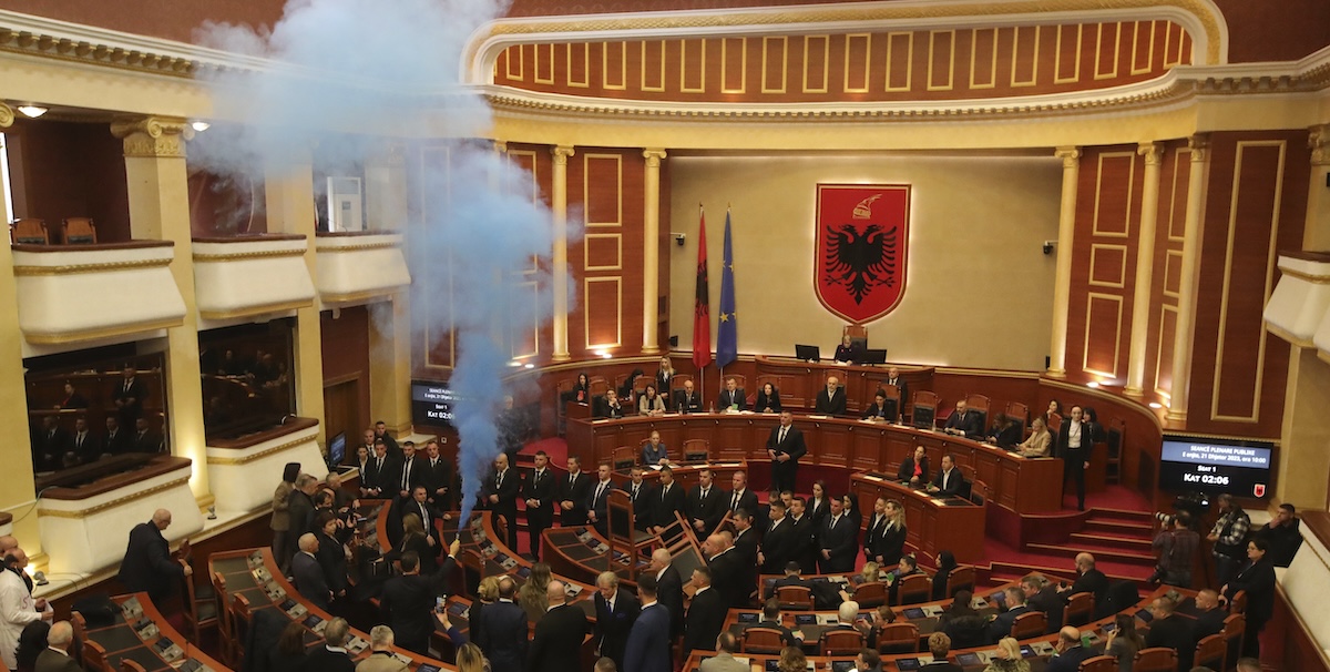 Un fumogeno acceso giovedì da un deputato di opposizione nel parlamento albanese (AP Photo/Armando Babani)