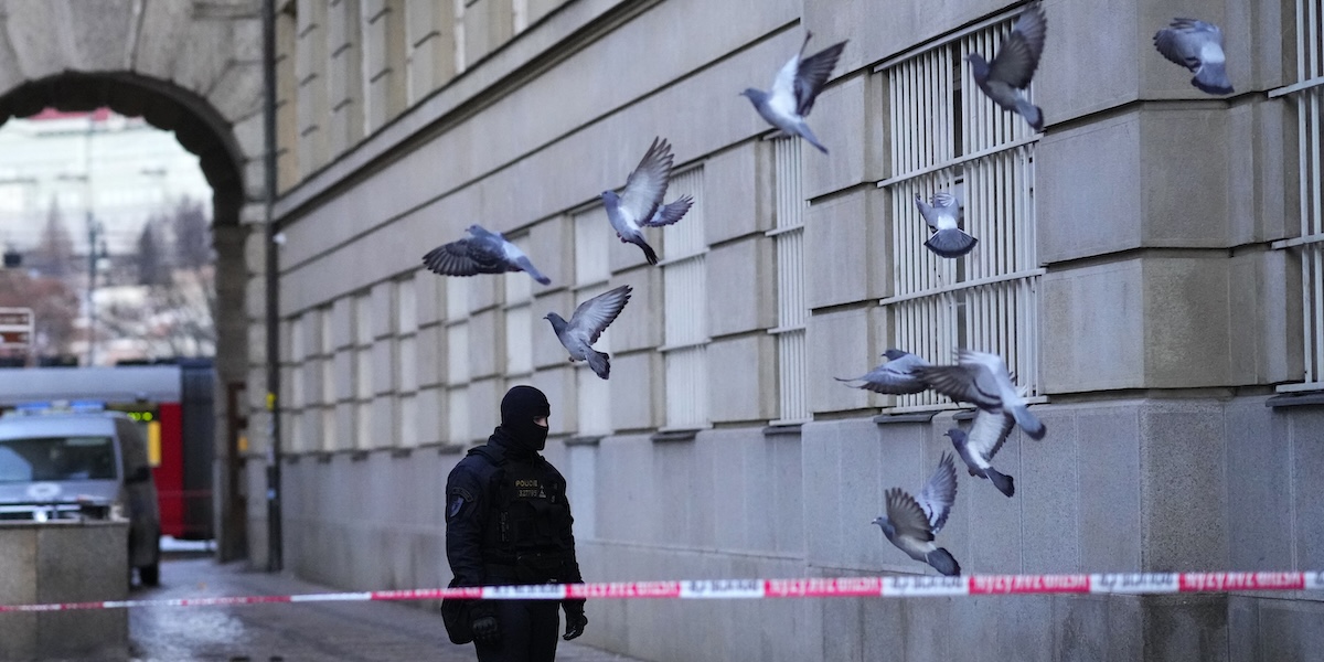 Un poliziotto nell'area dell'università di Praga in cui c'è stato l'attacco armato di giovedì (AP Photo/Petr David Josek)