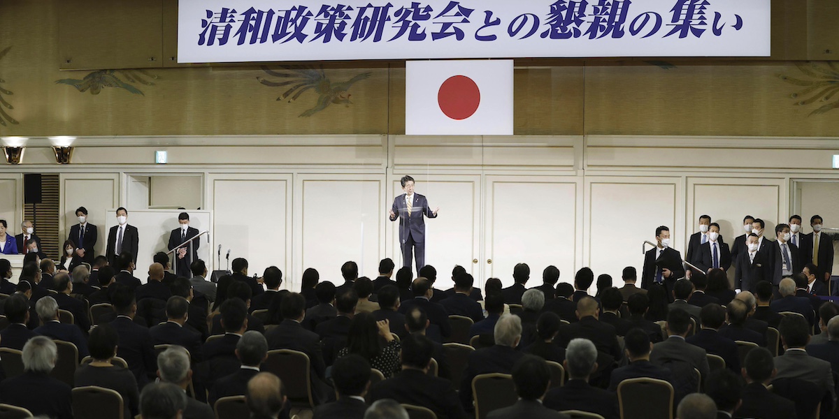 L'ex primo ministro Shinzo Abe parla durante un evento di raccolta fondi del Partito Liberal Democratico a dicembre del 2021