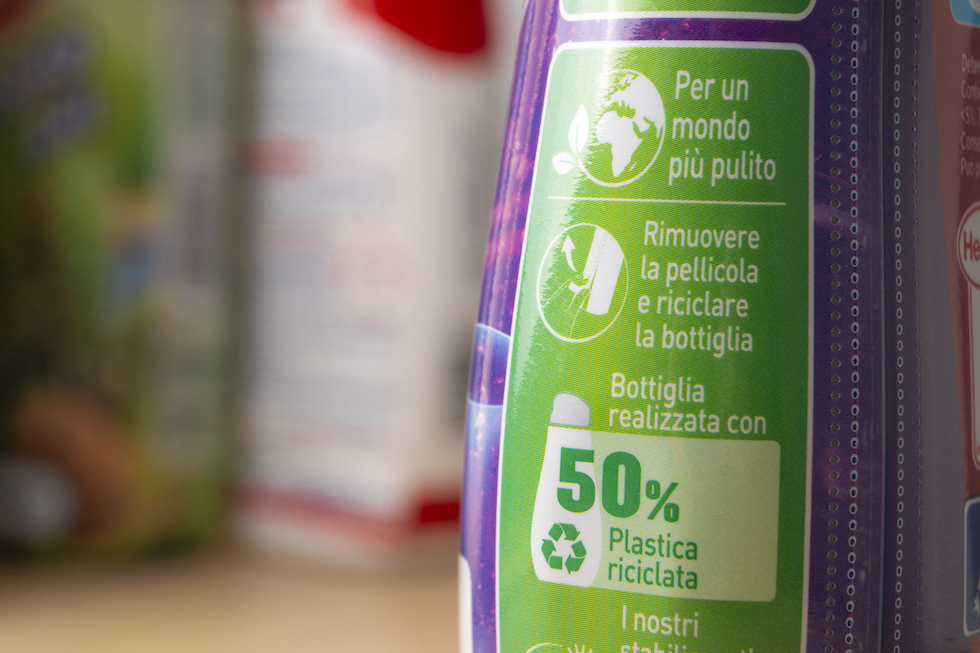Etichetta che dice: "Rimuovere la pellicola e riciclare la bottiglia"