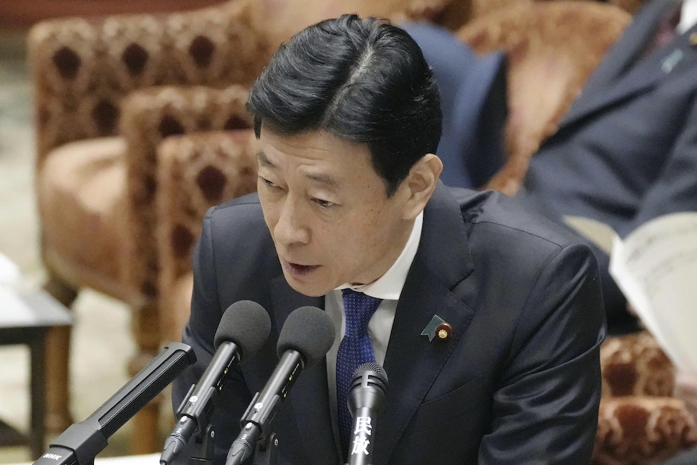 Il ministro dell’Economia e dell’Industria Yasutoshi Nishimura durante una seduta al parlamento a inizio dicembre (Kyodo News via AP)