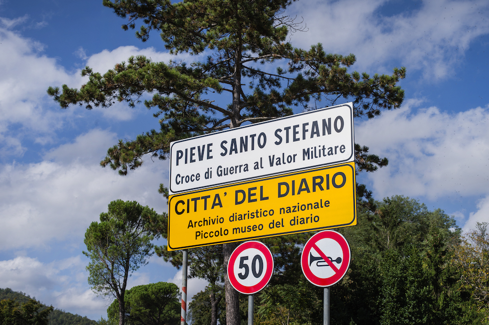 Il cartello stradale di ingresso a Pieve Santo Stefano e il sottostante cartello che recita "Città del diario"