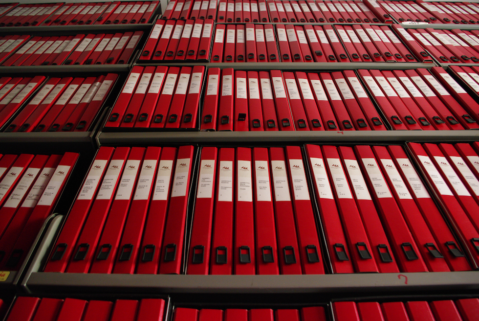 Cartelle rosse nella sede dell'Archivio dei diari