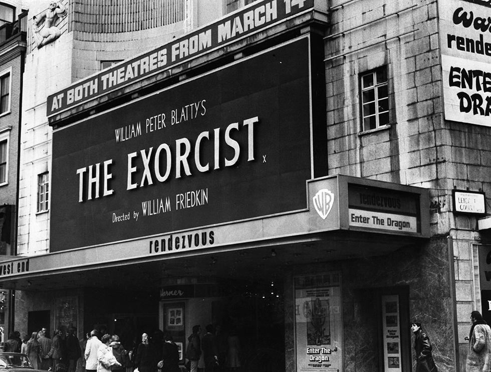 L’esterno del cinema Warner di Leicester Square, a Londra, durante la programmazione del film, il 13 marzo 1974