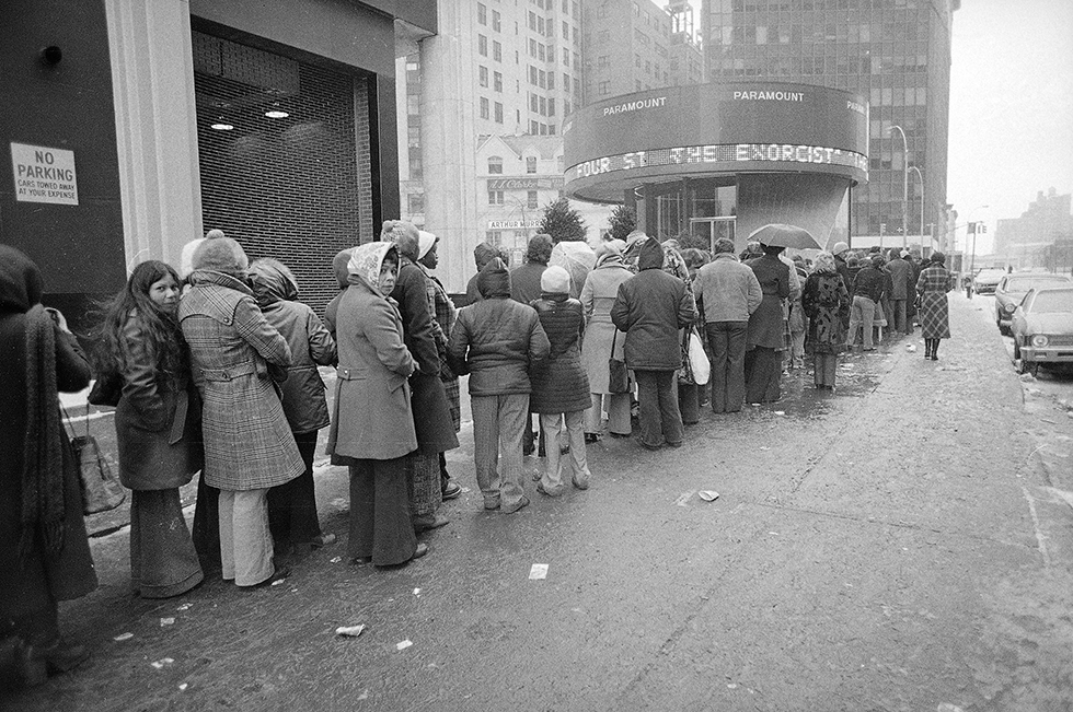 Una fila di persone in attesa di vedere “L’Esorcista” al Paramount Theater, a New York, il 4 febbraio 1974