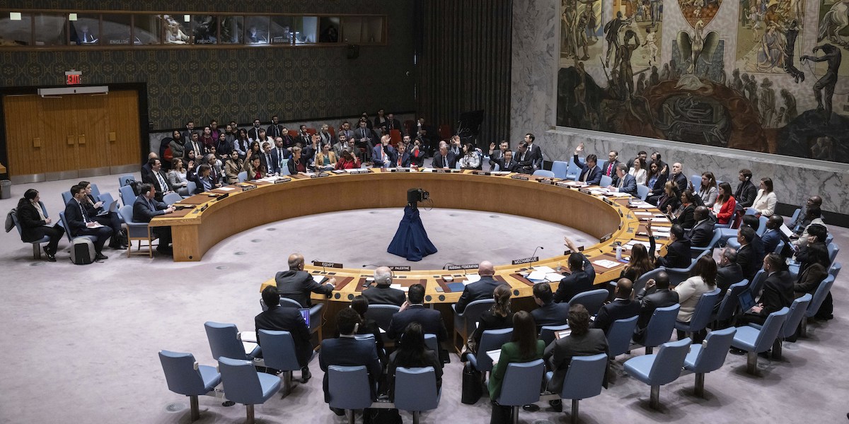 I rappresentanti dei paesi che compongono il Consiglio di Sicurezza dell'ONU nell'assemblea in cui è stata approvata la risoluzione (AP Photo/Yuki Iwamura)