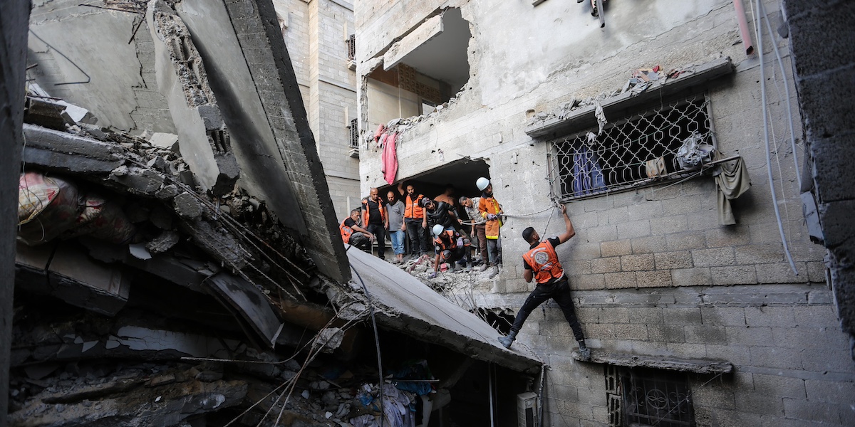 Un edificio bombardato a Khan Yunis, nel sud della Striscia di Gaza (Ahmad Hasaballah/Getty Images)