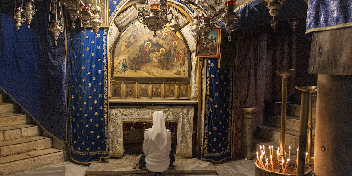 Una suora prega nella Basilica della Natività di Betlemme (Maja Hitij/Getty Images)