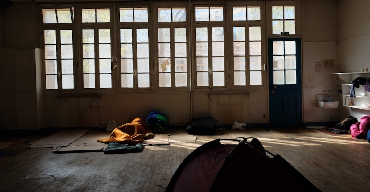 Una scuola abbandonata nella zona ovest di Parigi è diventata un rifugio per i migranti (Atlantico Press via ZUMA Press Wire)