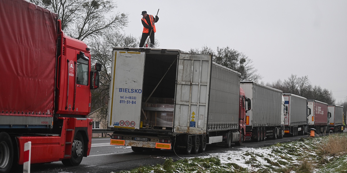 Un camionista ucraino toglie la neve dal suo camion, mentre aspetta di poter attraversare il confine con la Polonia (Omar Marques/Getty Images)