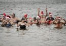 Personas durante un tradicional baño navideño en el lago Orankisi