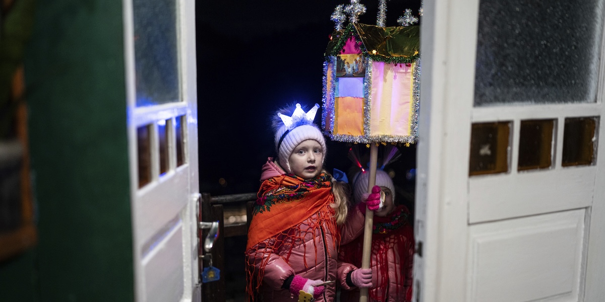 Bambine cantano una canzone tradizionale nel villaggio di Kryvorivnya, nell'Ucraina occidentale, domenica 24 dicembre
