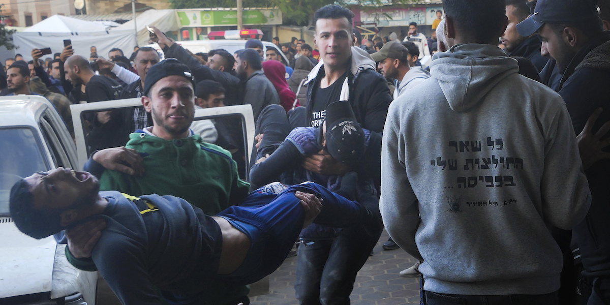 Alcune persone ferite nell'attacco israeliano portate all'ospedale di Deir al Balah (AP Photo/Adel Hana)