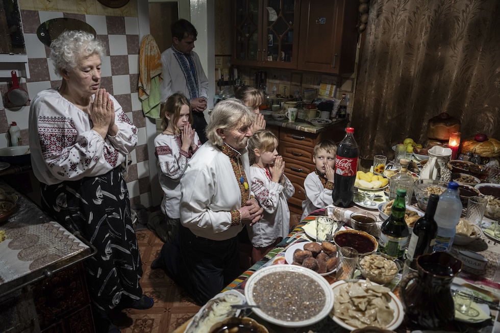 Una famiglia prima della cena della Vigilia di Natale a Kryvorivnya, domenica 24 dicembre