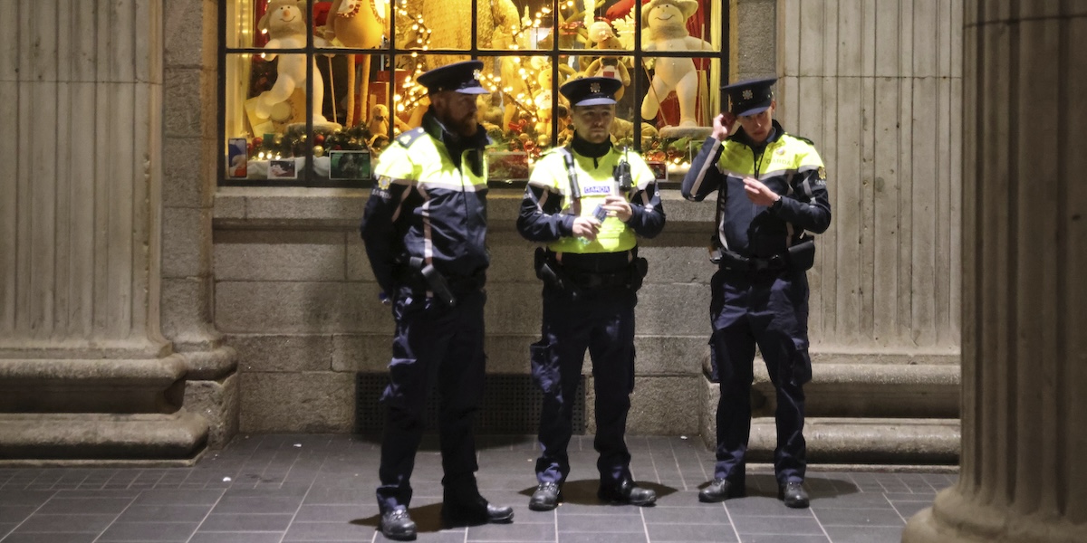 Tre poliziotti di pattuglia nel centro di Dublino, lo scorso 24 novembre