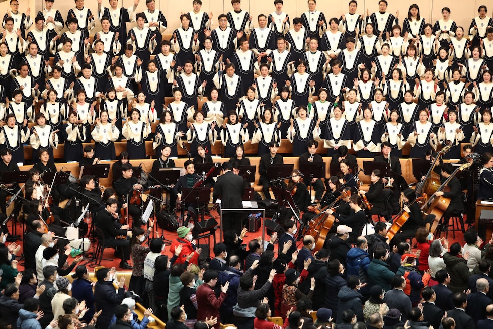 Il coro e i partecipanti di una messa nella capitale della Corea del Sud