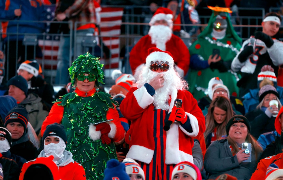 Tifosi in costumi natalizi durante la partita di football americano tra i Denver Broncos e i New England Patriots, la Vigilia di Natale