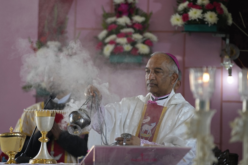 Un prete durante la messa di Natale