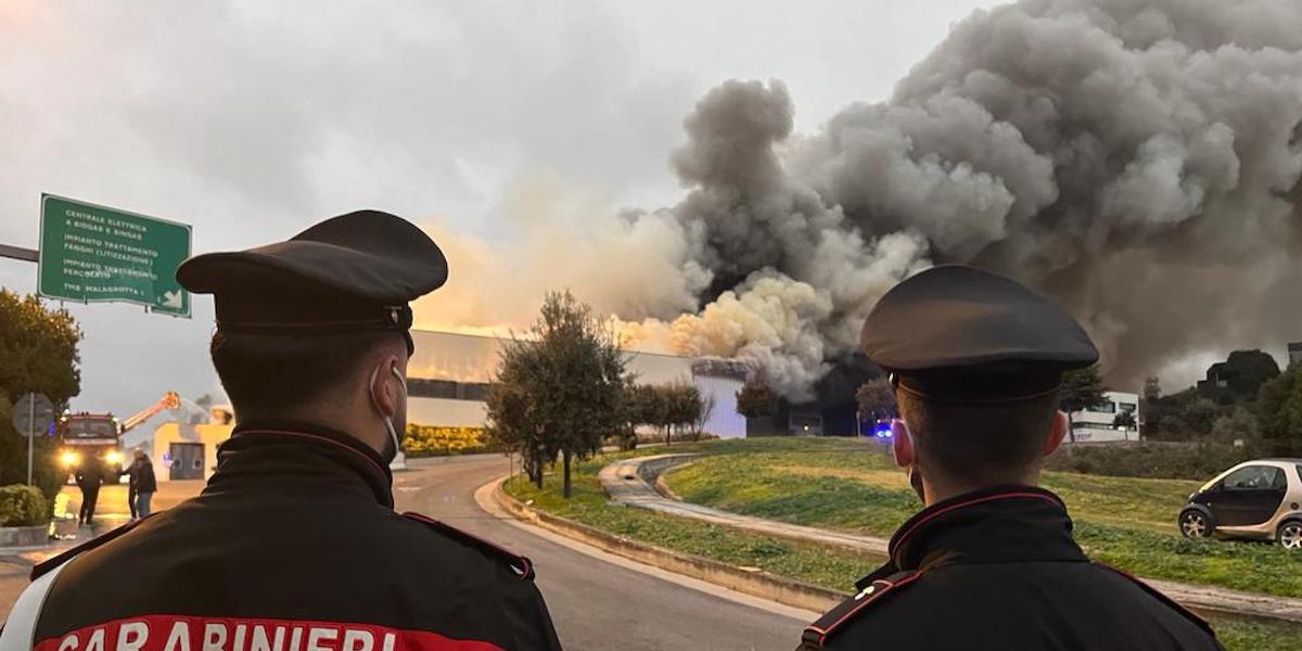Due carabinieri davanti all'incendio della discarica di Malagrotta (ANSA/ CARABINIERI)