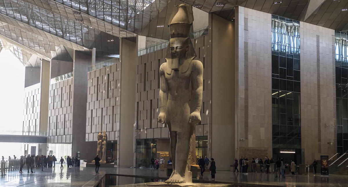 L'atrio del Grande Museo Egizio con il colosso di Ramses II (EPA/MOHAMED HOSSAM)