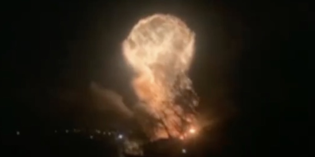 Un fermo immagine di un video che mostra l'esplosione (Sky News)