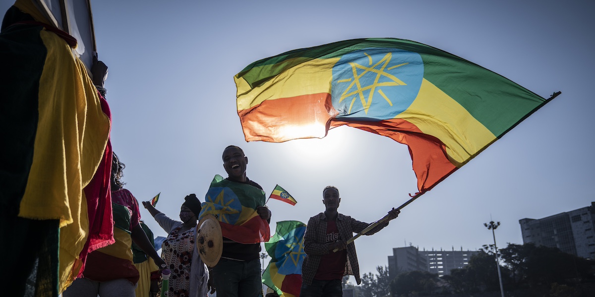 un uomo sventola una bandiera etiope