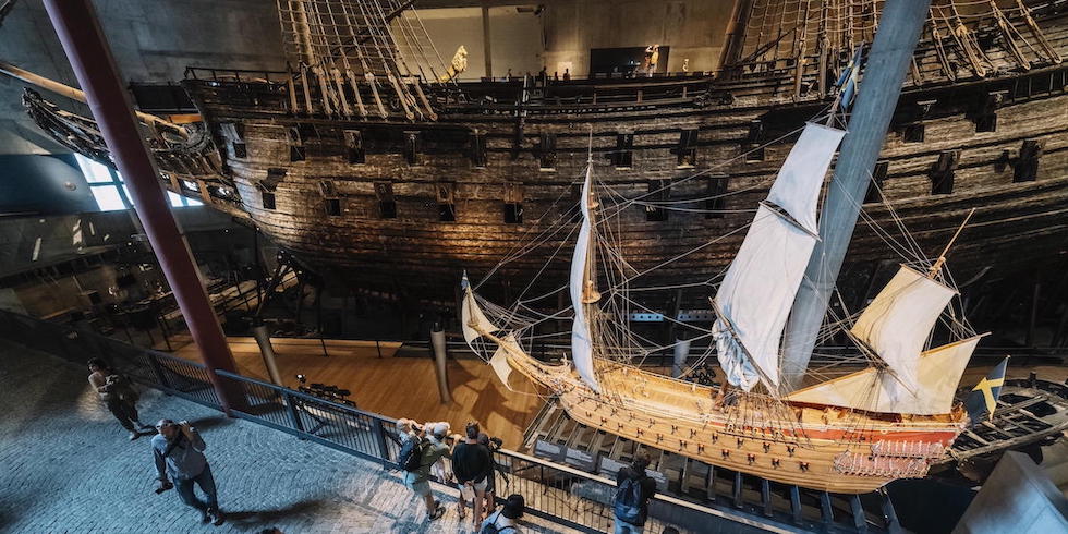 Il galeone Vasa e una sua riproduzione in scala ridotta all'interno del Vasa Museet di Stoccolma