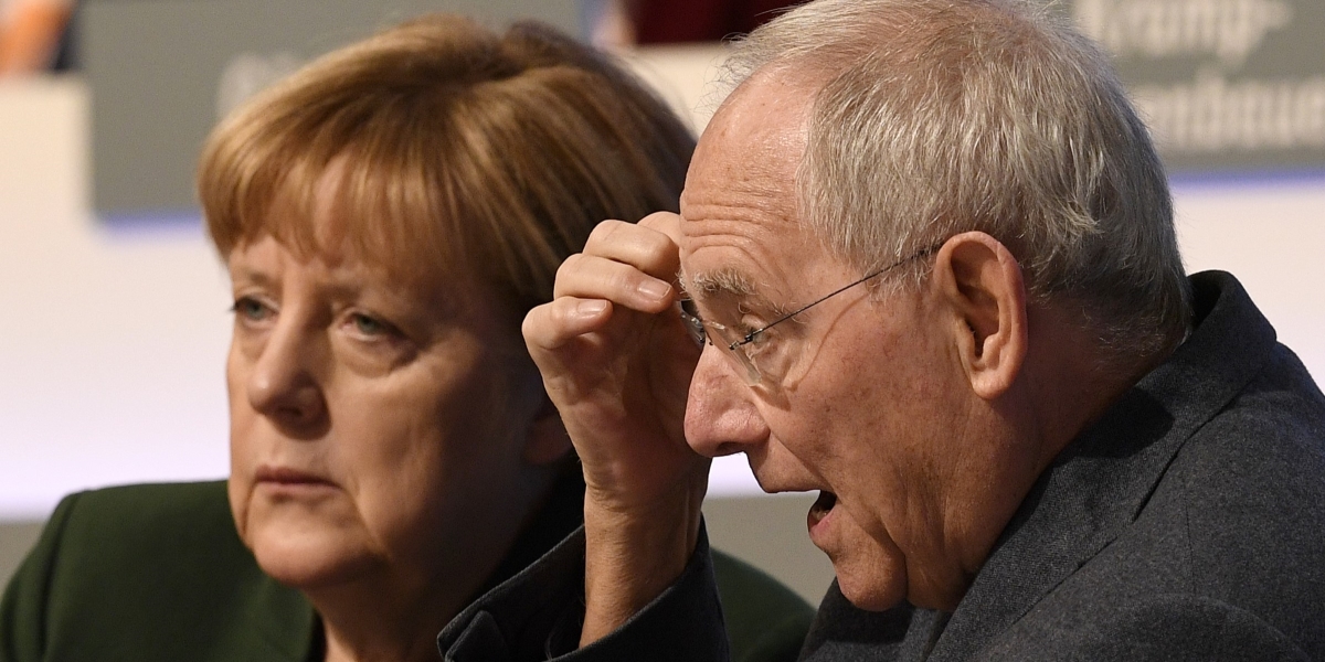 Wolfgang Schäuble con Angela Merkel 
nel 2016 (AP Photo/Martin Meissner, File)