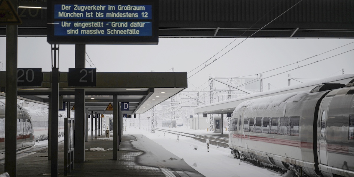 La stazione di Monaco di Baviera chiusa a causa della neve a inizio dicembre (Lukas Barth/dpa via AP)