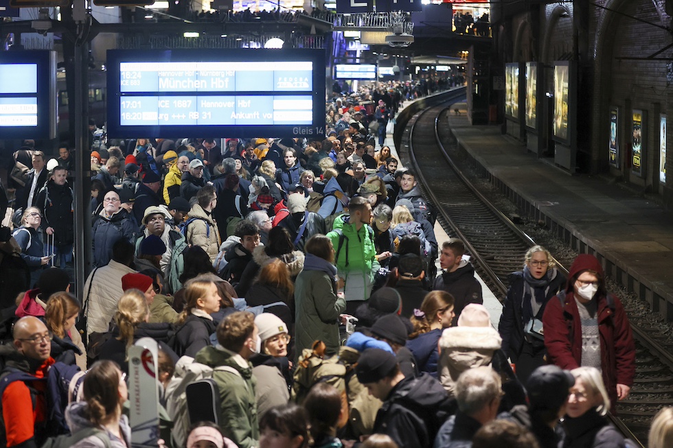 Centinaia di persone in attesa dei loro treni in ritardo alla stazione di Amburgo il 21 dicembre 2023