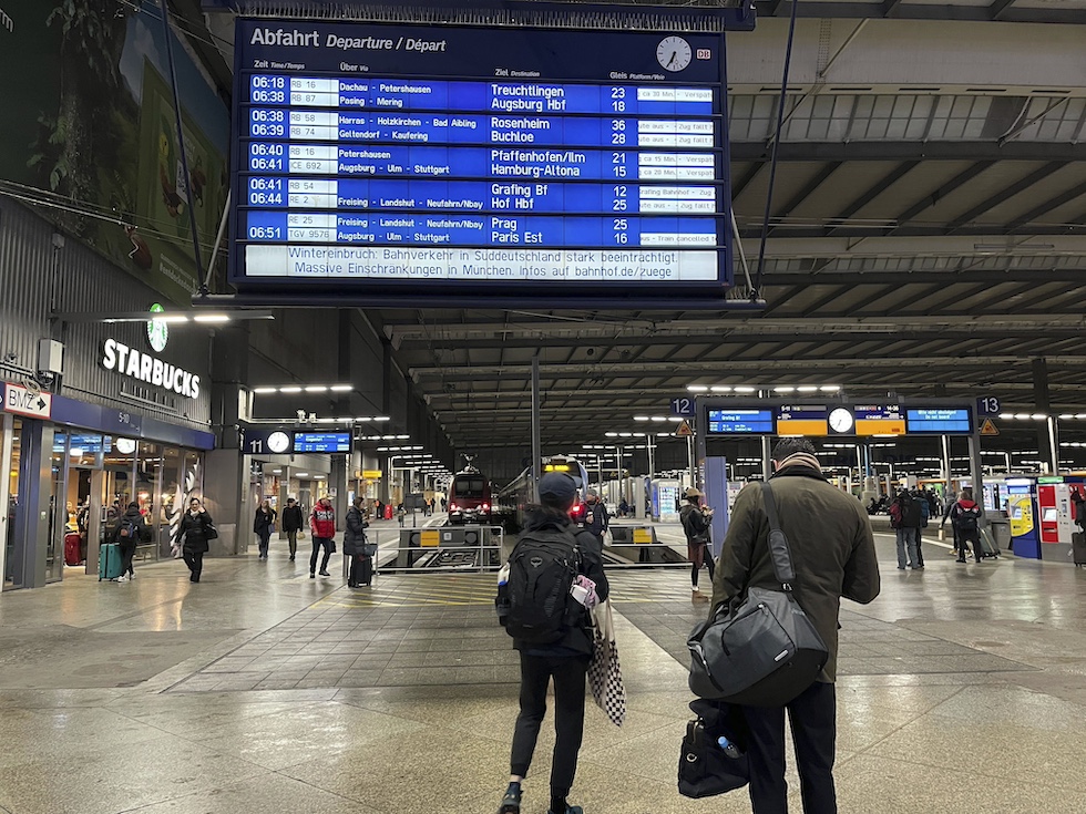 Il tabellone delle partenze alla stazione di Monaco di Baviera che mostra come 8 treni su 10 siano in ritardo (Roland Freund/dpa via AP)