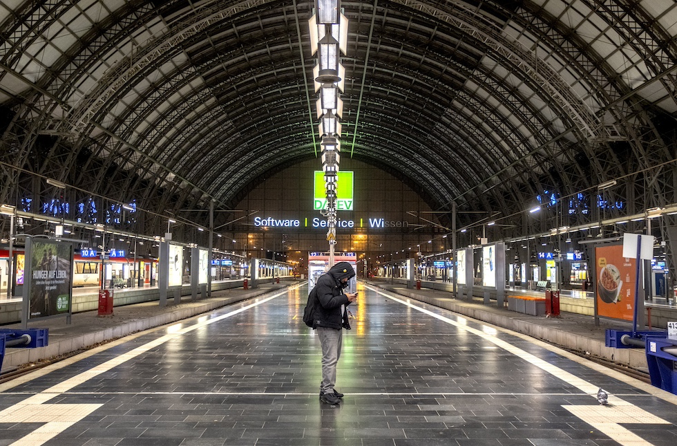 La stazione di Francoforte con solo una persona durante uno degli ultimi scioperi di 24 ore del personale ferroviario, l'8 dicembre 2023