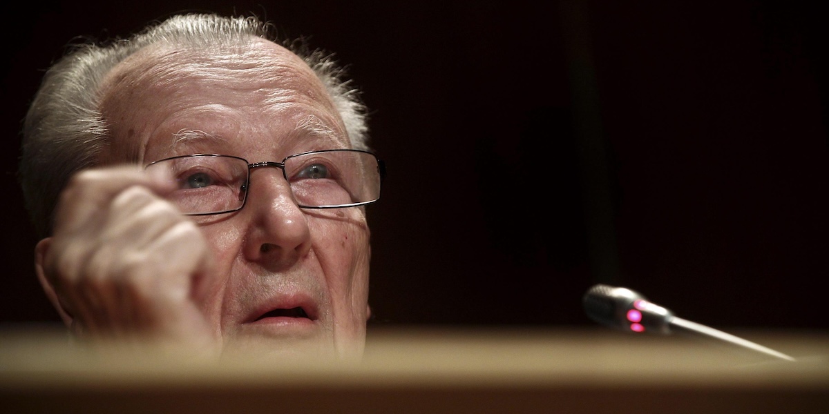 Jacques Delors durante una conferenza a Lisbona il 5 giugno del 2013