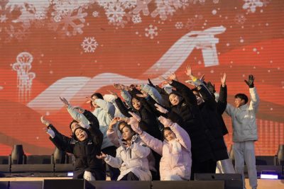 Un gruppo di persone prova una coreografia per il conto alla rovescia in vista dell'inizio dell'anno nuovo. La foto è di mercoledì.