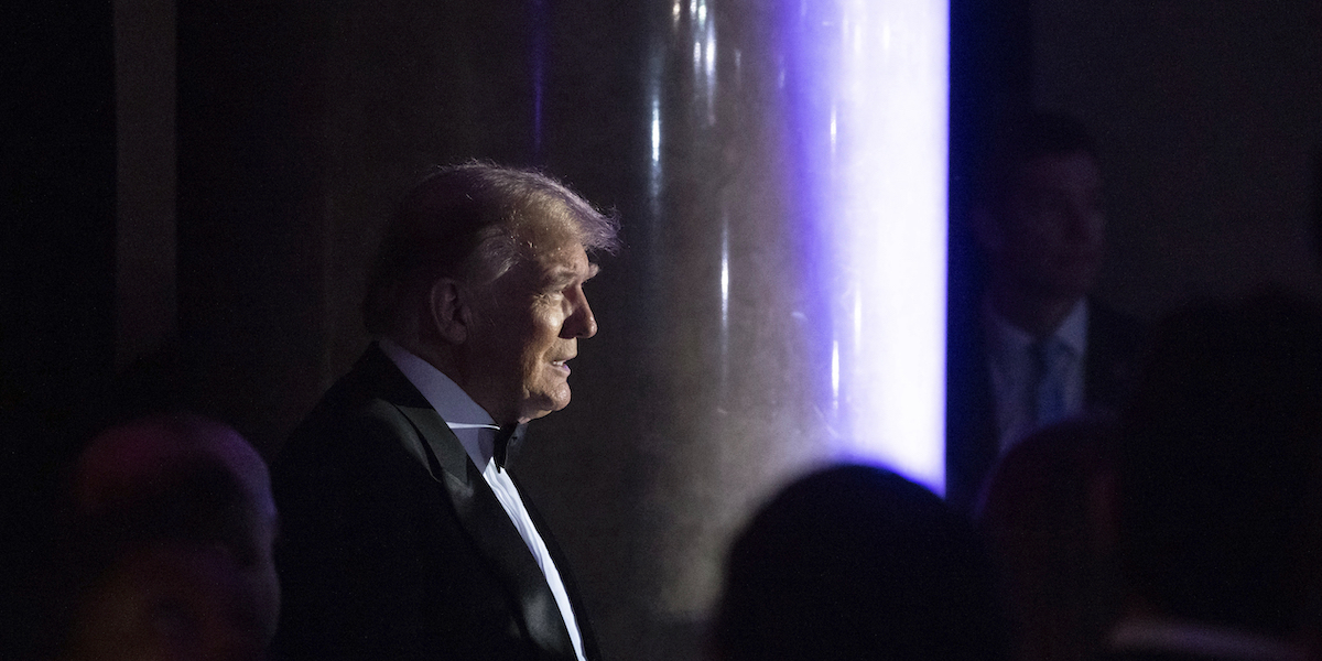 Foto di Donald Trump di profilo in penombra