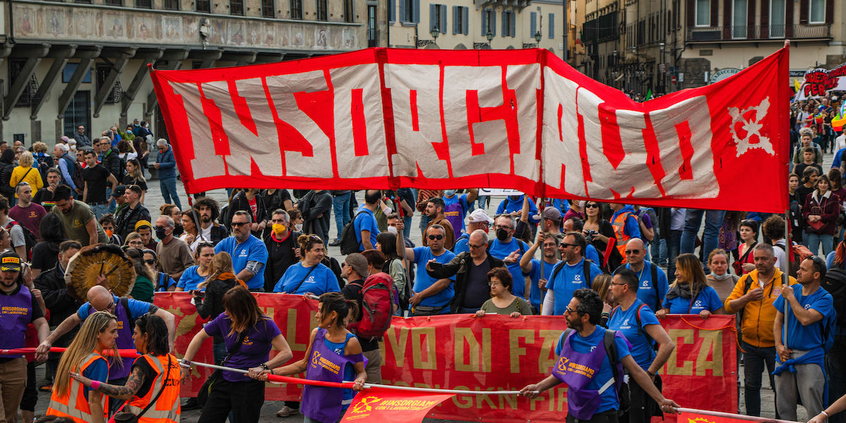 una manifestazione degli operai della gkn