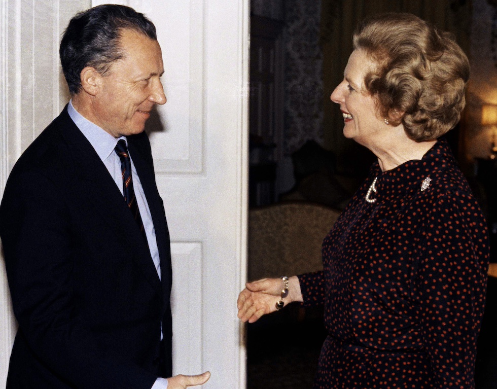 Jacques Delors con la prima ministra britannica Margaret Thatcher nel 1984 (Pool Photo via AP)