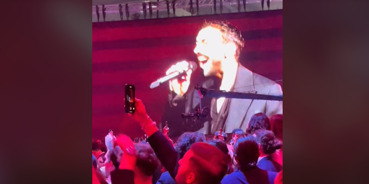 Marco Mengoni alla festa aziendale di Pwc (@londonandreams/TikTok)