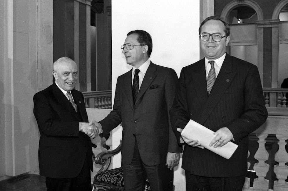 Il presidente del Consiglio Amintore Fanfani con Jacques Delors e il primo ministro del Belgio Wilfried Martens durante il G7 a Venezia del 1987 (ANSA/OLDPIX)