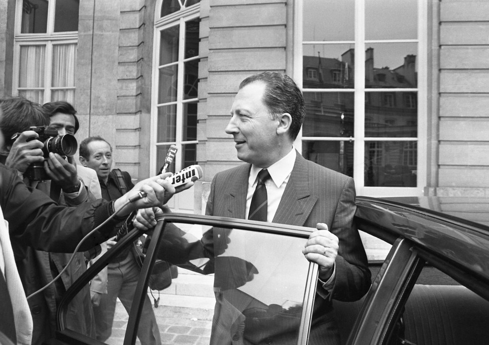 Jacques Delors che esce dall'Hôtel Matignon a Parigi, la residenza ufficiale del primo ministro francese, nel 1984 (AP Photo/William Stevens)