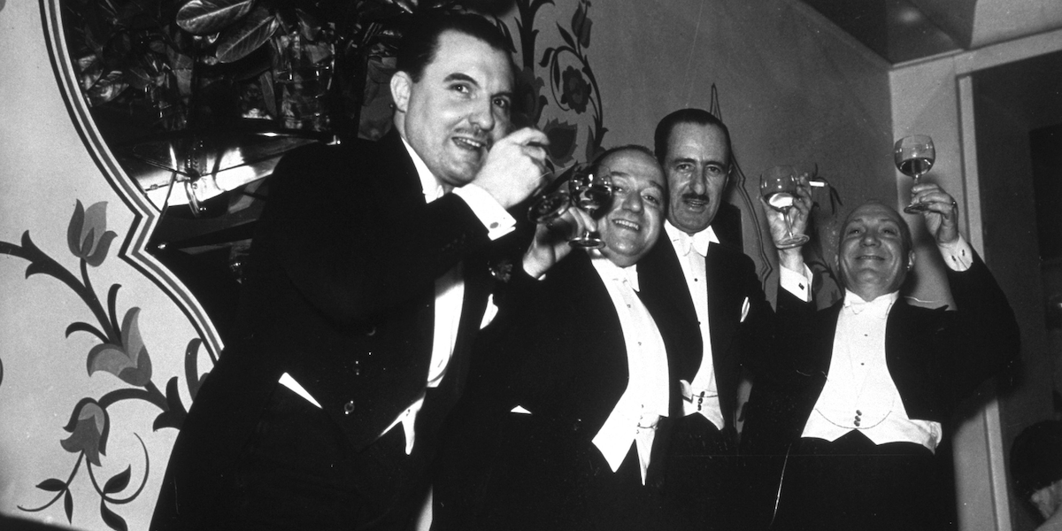 Alcuni uomini durante un brindisi in un ristorante ungherese attorno al 1937