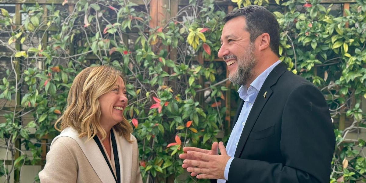 Foto di Giorgia Meloni e Matteo Salvini che sorridono