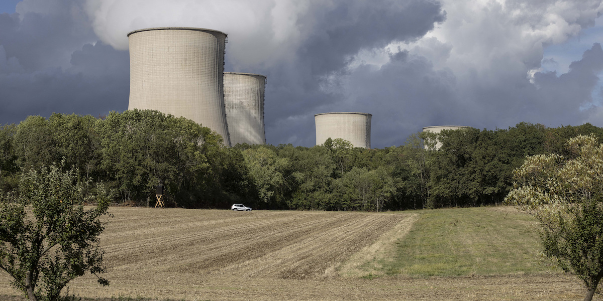 Le torri di raffreddamento di una centrale nucleare francese, visibili da un campo