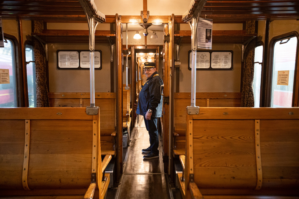 l'interno di una carrozza del treno storico tra Milano e Paratico