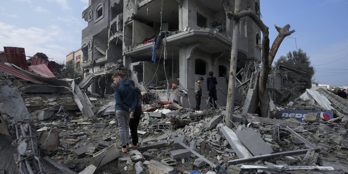 Il campo profughi Al Maghazi dopo i bombardamenti (AP Photo/Adel Hana)